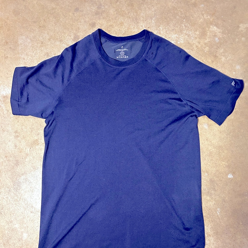 Men’s size medium fabletics tee